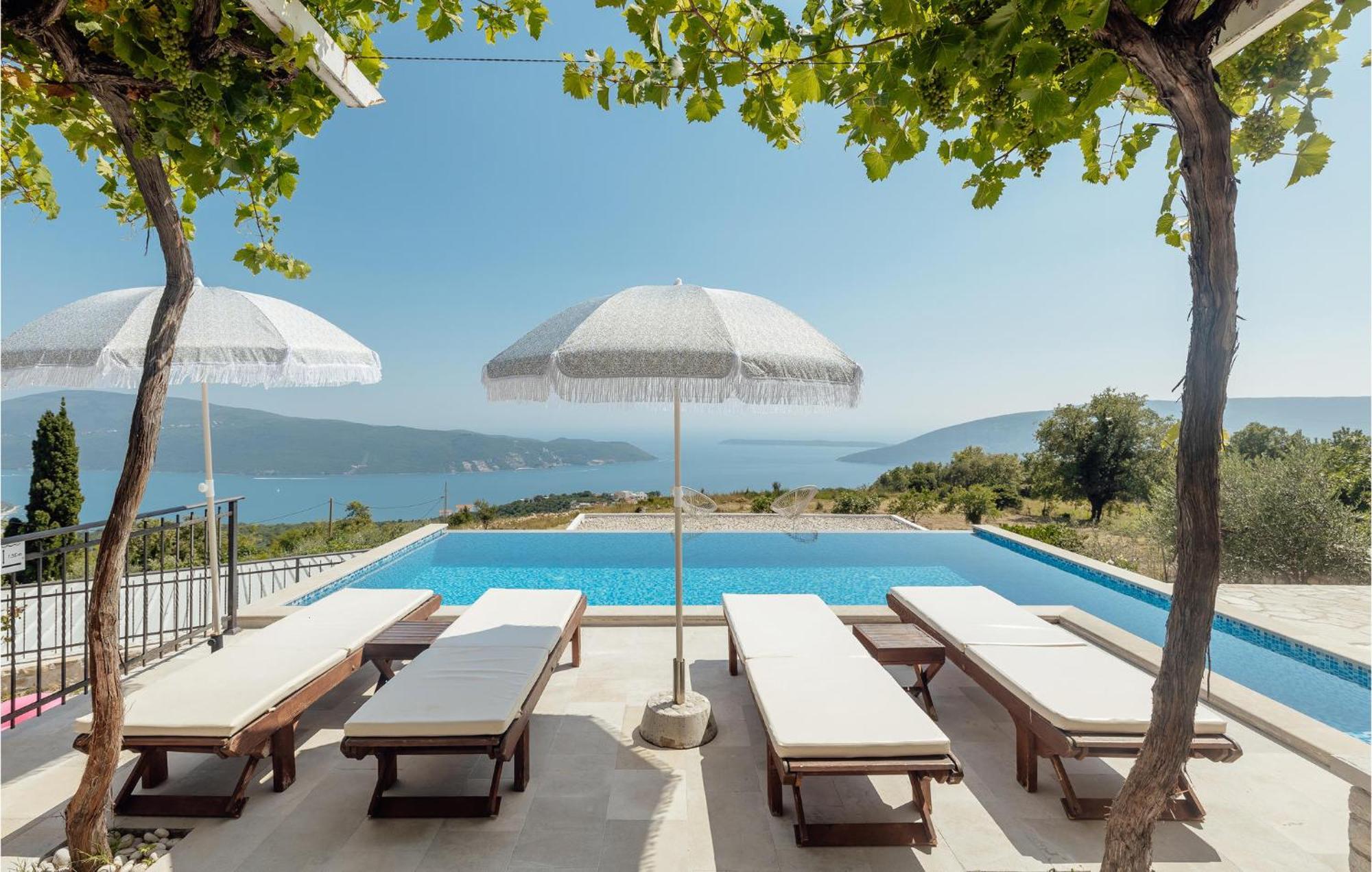 Amazing Home In Herceg Novi With House Sea View 外观 照片